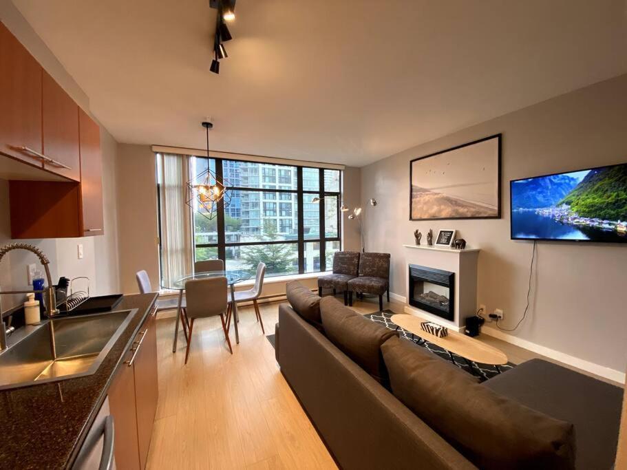 Entire Condo In Heart Of Downtown Vancouver Exterior foto