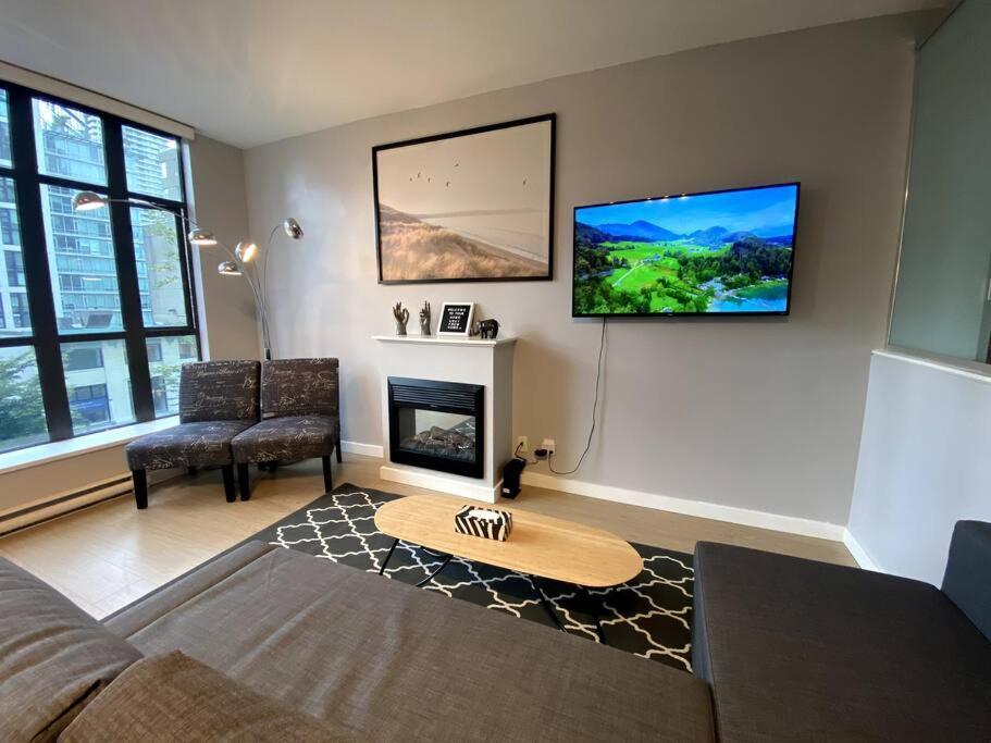 Entire Condo In Heart Of Downtown Vancouver Exterior foto